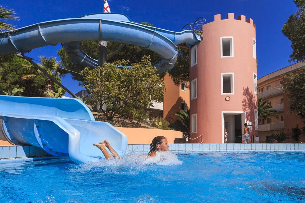 die tolle Wasserrutsche des Hotels Tirreno Resort, Cala Liberotto bei Orosei - meer sardinien urlaub