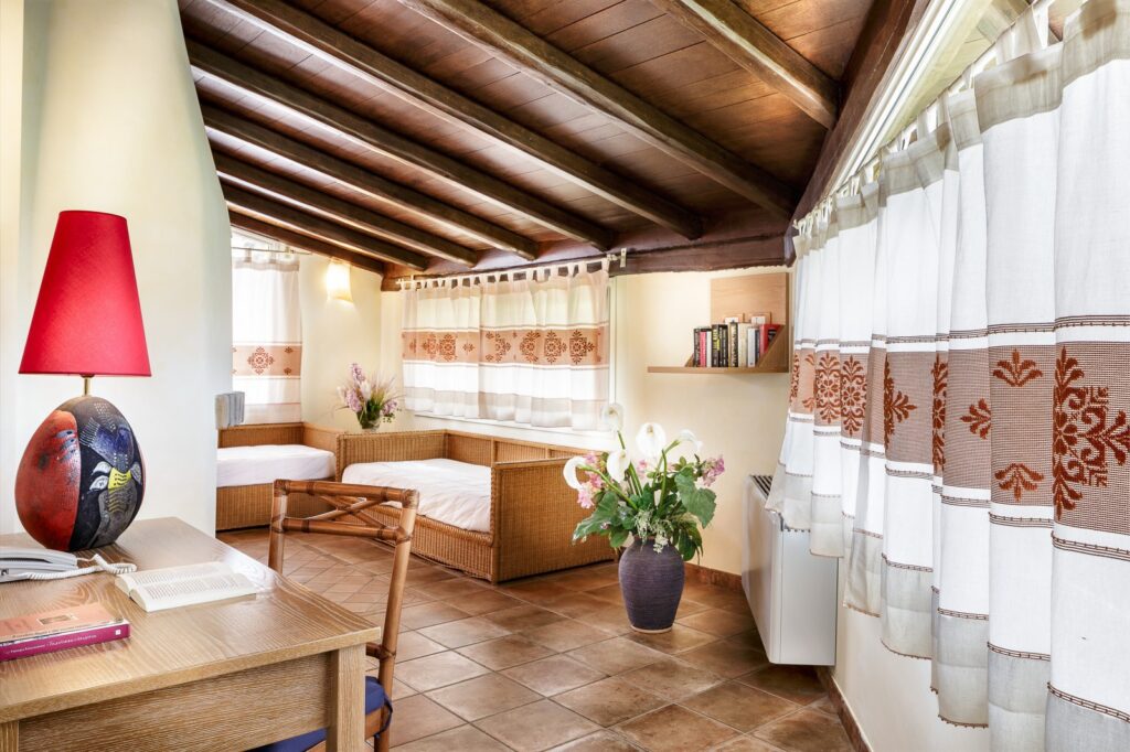 der geschmackvolle Wohnraum einer Suite vom Hotel Cruccuris Resort, Villasimius - meer sardinien urlaub