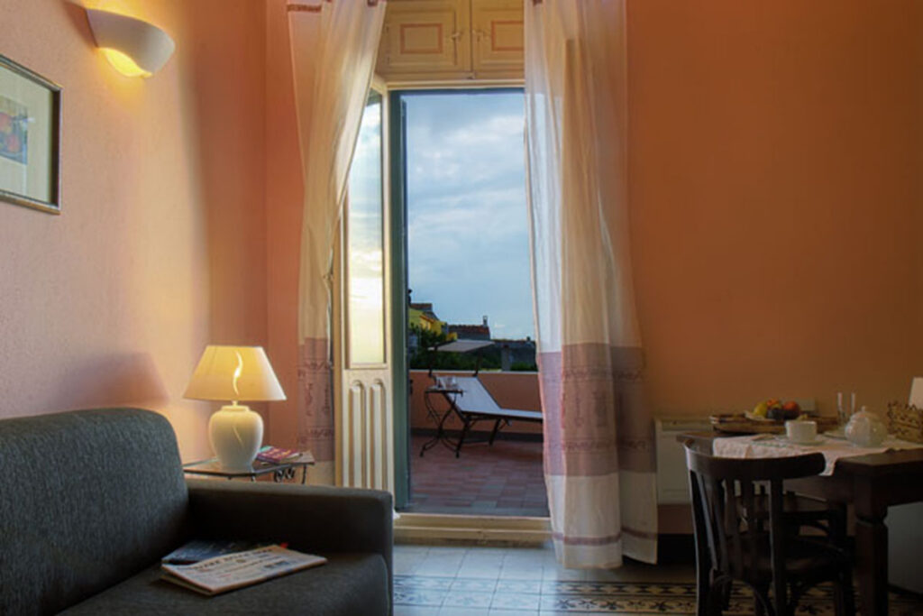 Wohnraum der Suite Nr. 122 des Hotels Villa Asfodeli, Tresnuraghes - meer sardinien urlaub