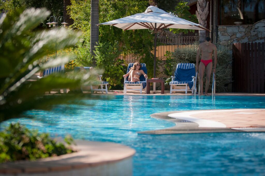 Zeitgenuss am Pool des Hotels Cruccuris Resort, Villasimius - meer sardinien urlaub