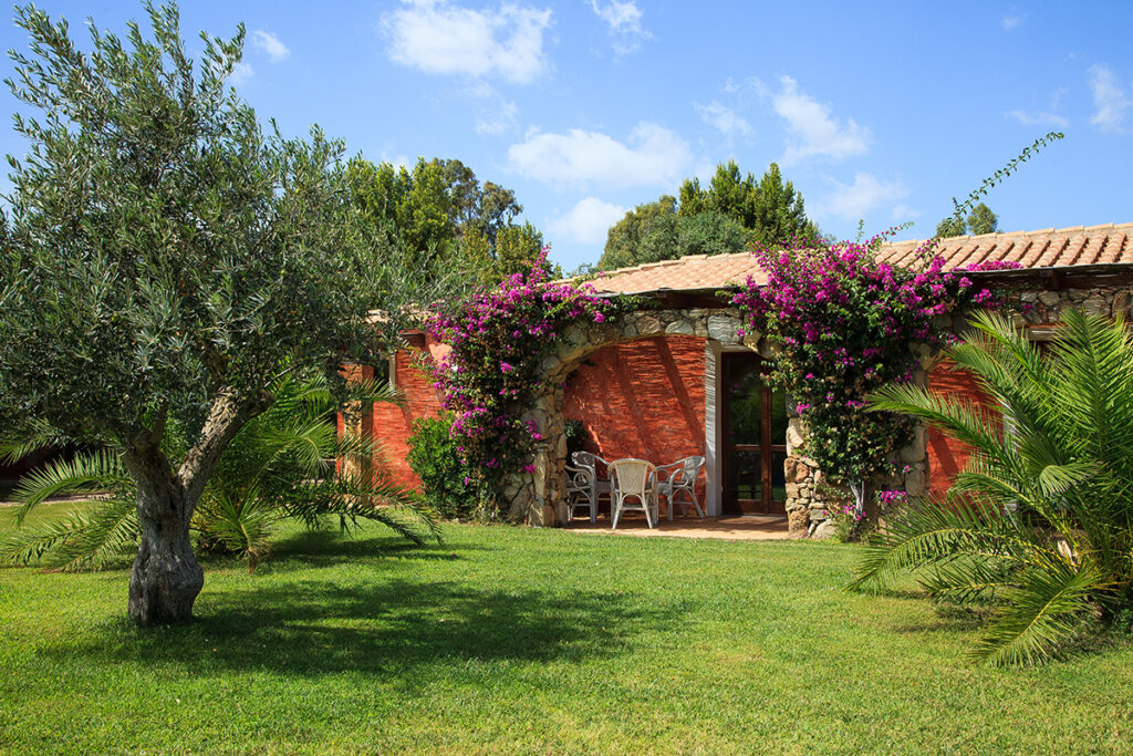 die idyllisch gelegenen Zimmer vom Hotel Garden Beach, Cala Sinzias-Castiadas - meer sardinien urlaub