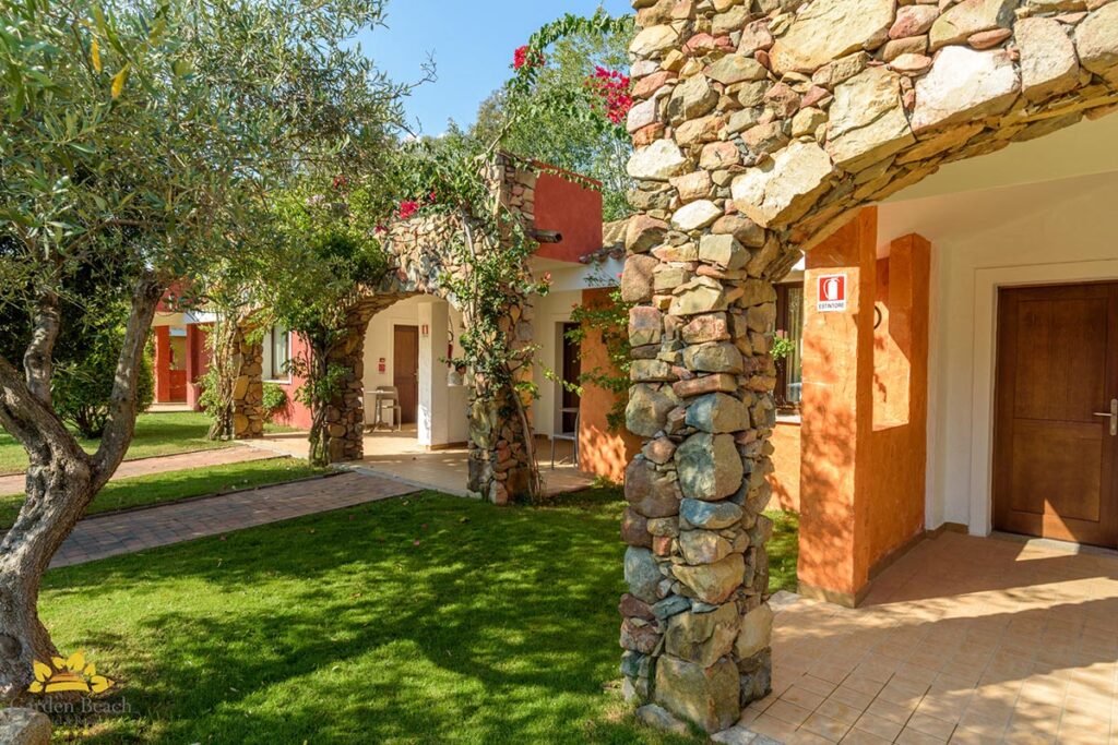 Aussenansicht der Zimmerbungalows vom Hotel Garden Beach, Cala Sinzias-Castiadas - meer sardinien urlaub