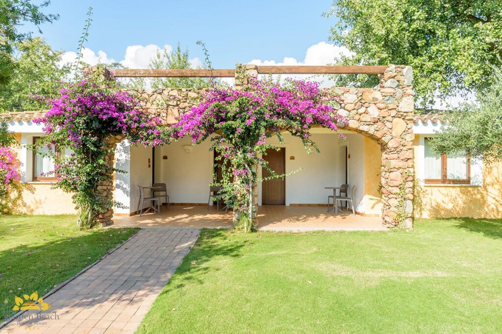 eines der idyllischen Zimmereingänge vom Hotel Garden Beach, Cala Sinzias bei Castiadas - meer sardinien urlaubn Beach, Cala Sinzias-Castiadas - meer sardinien urlaub