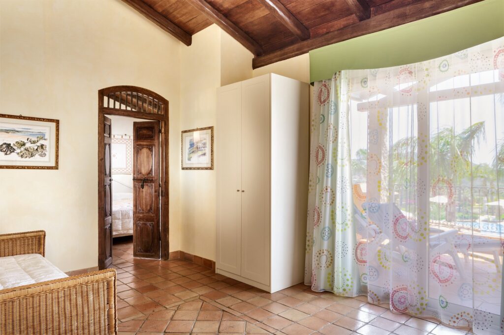 Zugang vom Suite-Wohnraum zur zimmereigenen Terrasse, Hotel Cruccuris Resort, Villasimius - meer sardinien urlaub