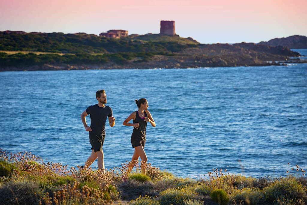 an der Sandbucht des Hotels Marinedda, Isola Rossa, koennen Sie prima joggen - meer sardinien urlaub