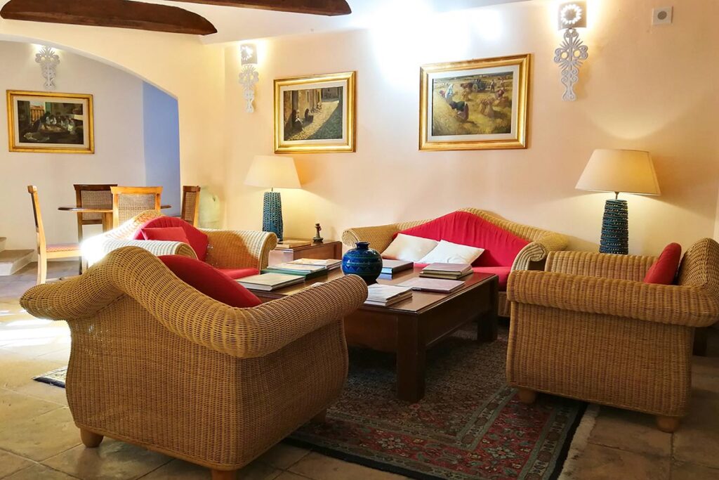 gemuetliche Entspannungsmomente bei der Rezeption, Hotel Il Vecchio Mulino, Arbatax bei Tortoli - meer sardinien urlaub
