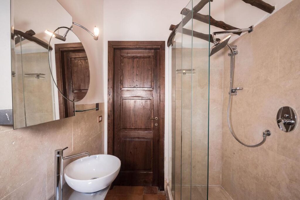 das Bad der Deluxe-Suite Diamante im Hotel Anticos Palathos, Orosei - meer sardinien urlaub