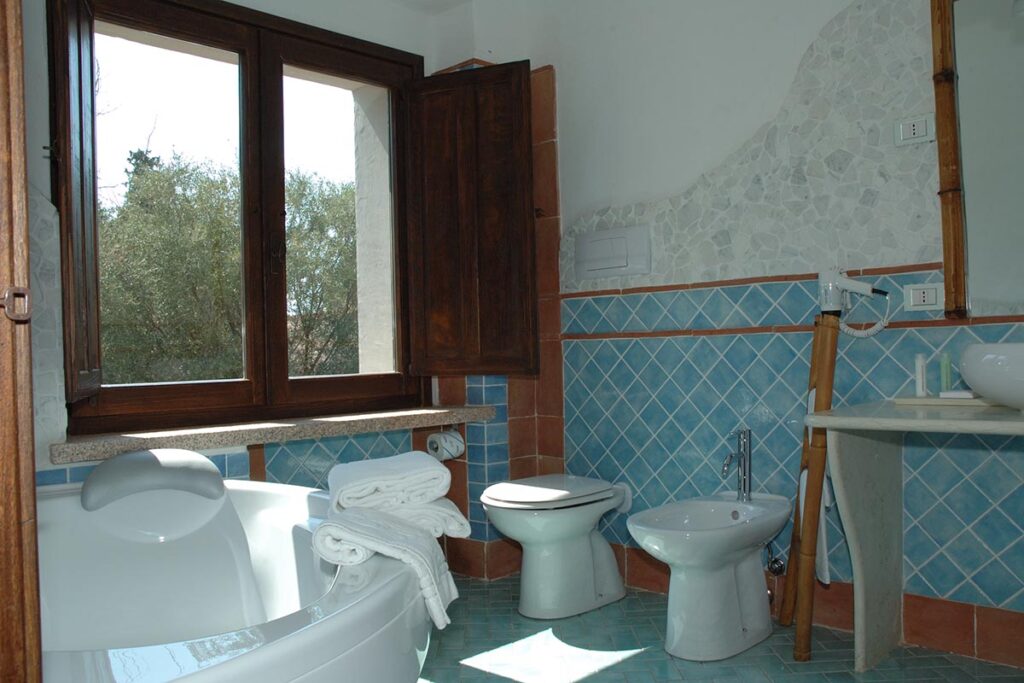 das Bad der Juniorsuite Goloritze im zweiten Stock, Hotel Nascar - meer sardinien urlaub