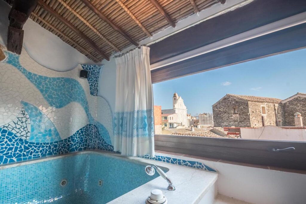 das Bad der Luxury-Suite Emozioni vom Hotel Anticos Palathos, Orosei - meer sardinien urlaub
