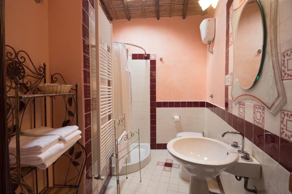 das Bad der Senior Suite La Perla im Hotel Anticos Palathos, Orosei - meer sardinien urlaub