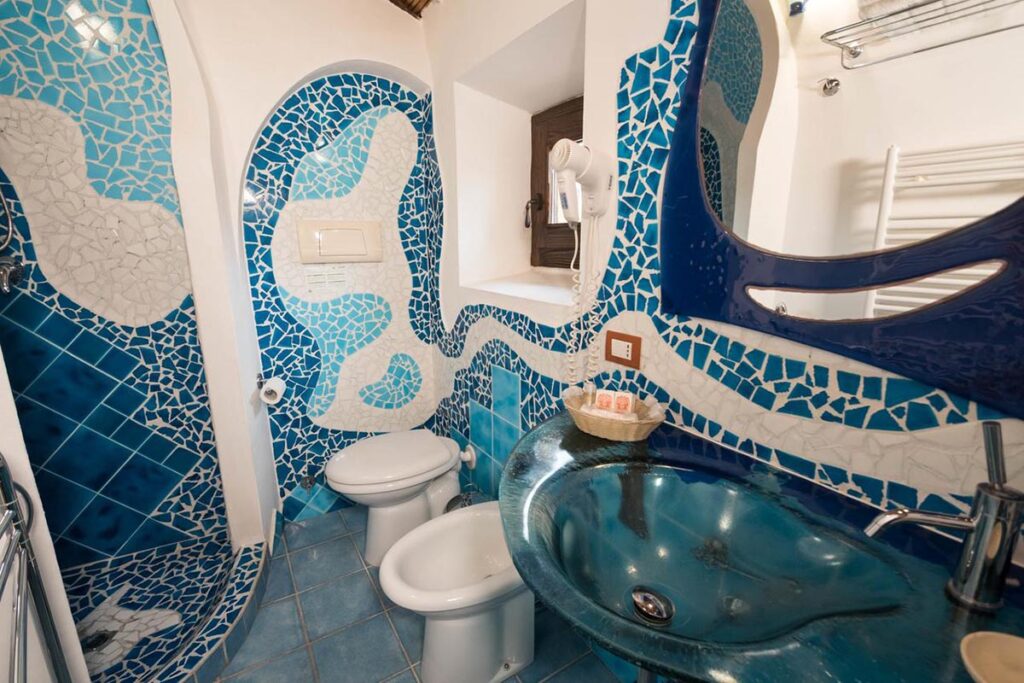 das Bad der Senior Suite Le Conchiglie im Hotel Anticos Palathos, Orosei - meer sardinien urlaub