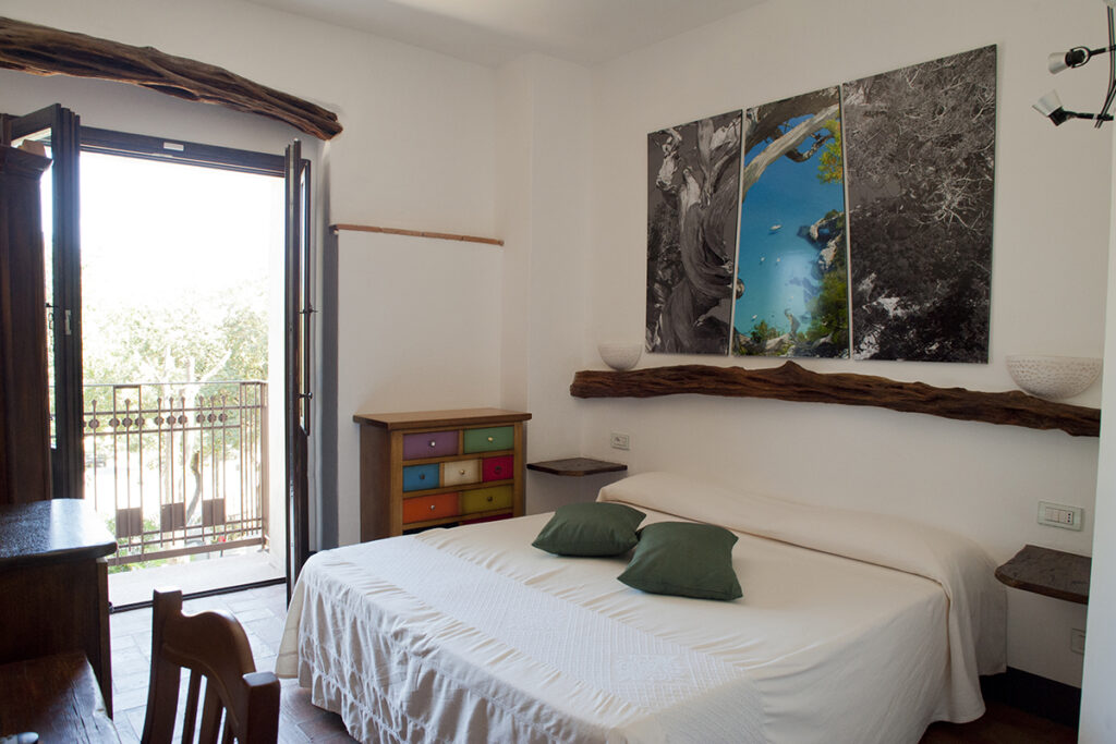 das Balcony Garden View Zimmer Zinniperu im ersten Stock des Hotels Nascar - meer sardinien urlaub