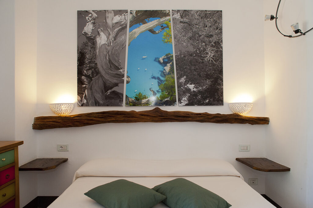 das Balcony Garden View Zimmer Zinniperu im ersten Stock vom Hotel Nascar - meer sardinien urlaub