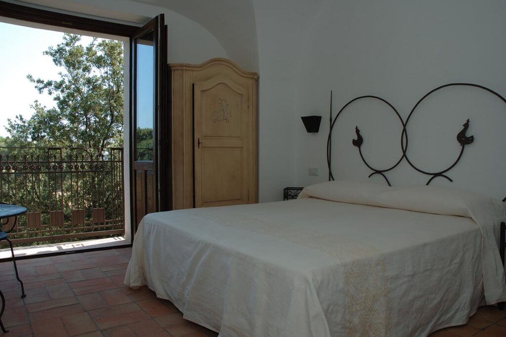 das Balcony Sea View Zimmer Cabone im zweiten Stock des Hotels Nascar - meer sardinien urlaub