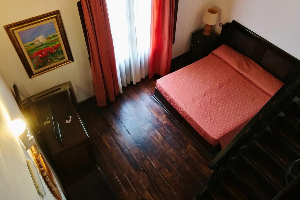 das Doppelbett des Familienzimmers von der Zwischenetage aus gesehen, Hotel Il Vecchio Mulino, Arbatax bei Tortoli - meer sardinien urlaub