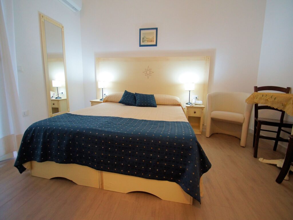 das Doppelbett des Schlafzimmer oder des Ein-Zimmer-Apartments vom Hotel Tartaruga Bianca, La Ciaccia-Valledoria - meer sardinien urlaub