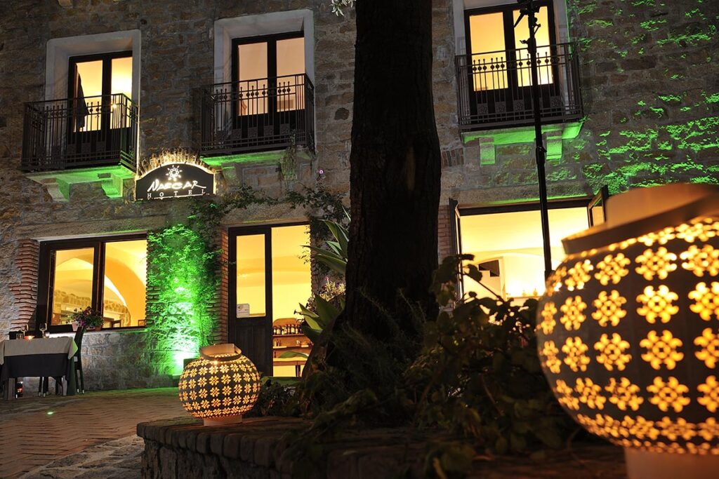 das Hotel Nascar bei Nacht - meer sardinien urlaub