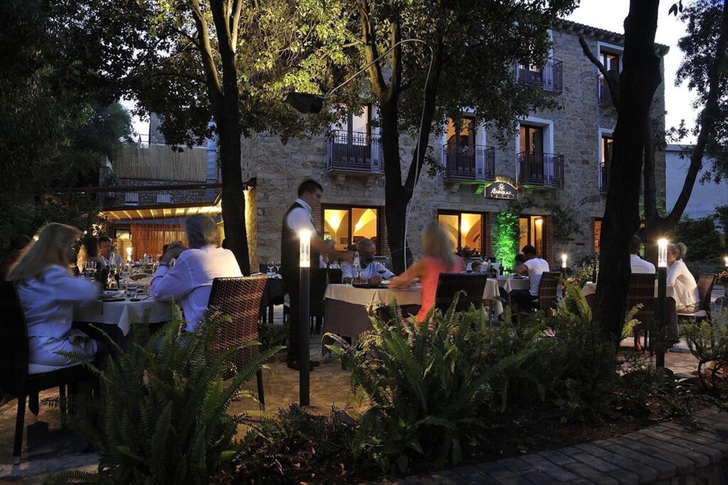 das Restaurant im Garten des Hotels Nascar - meer sardinien urlaub