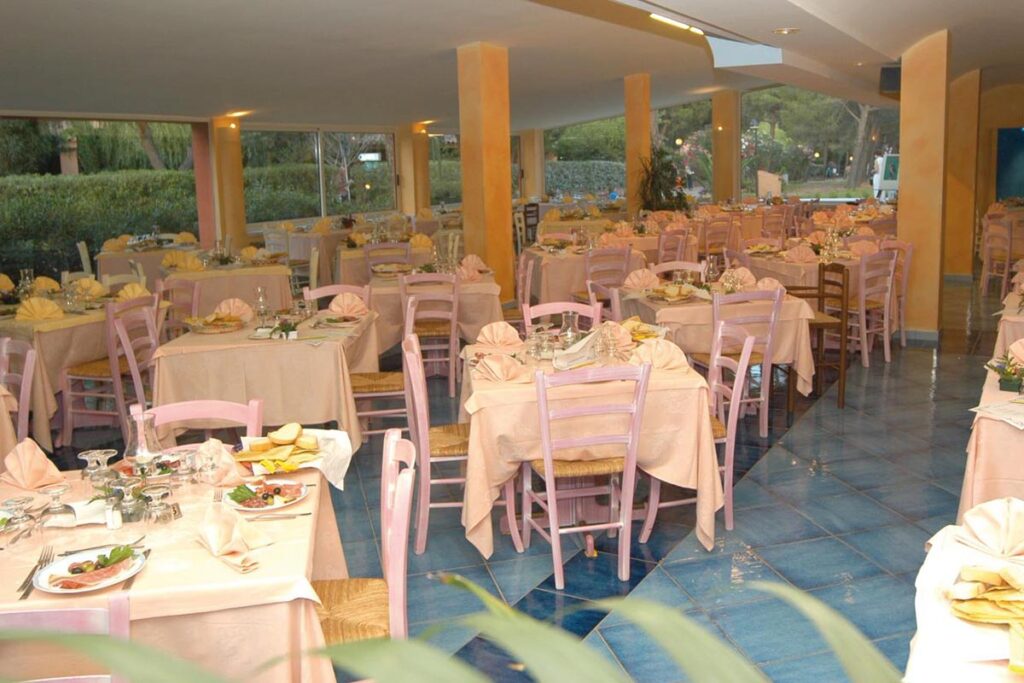 das Restaurant vom Clubhotel Li Cupulatti - meer sardinien urlaub