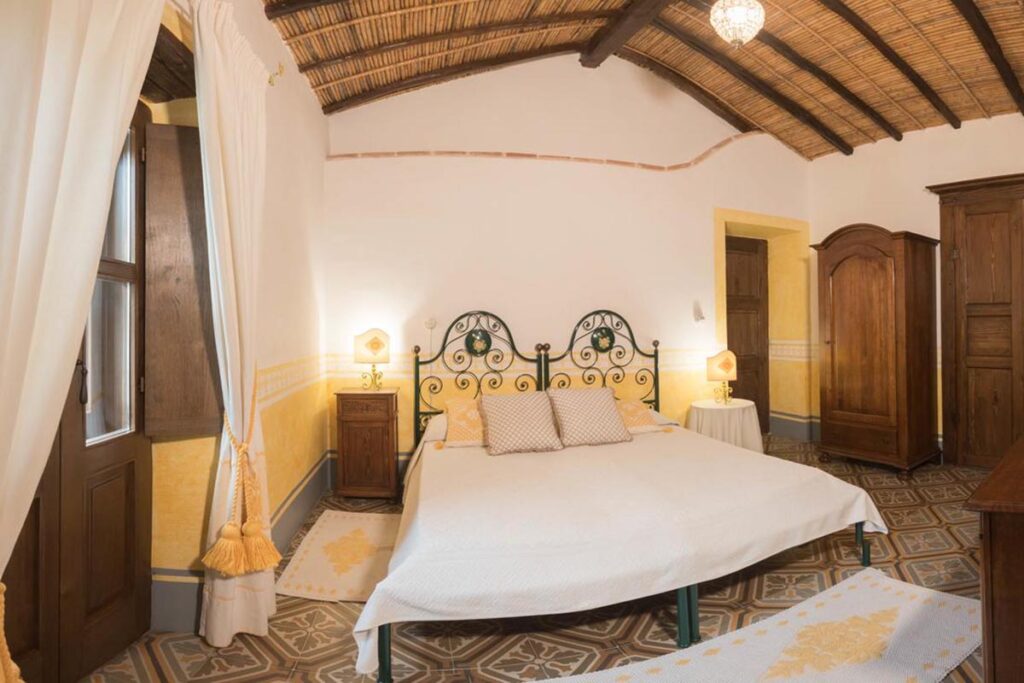 das Schlafzimmer des Classic-Zimmers Suite Le Spighe im Hotel Anticos Palathos, Orosei - meer sardinien urlaub