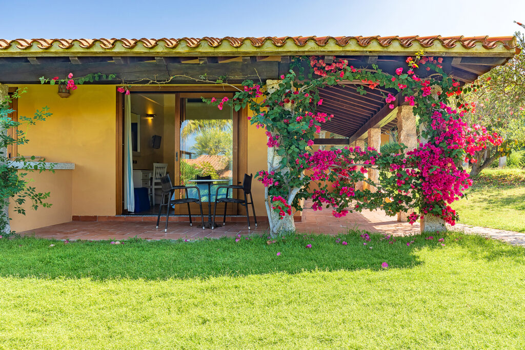 das Zimmergebäude eines Standard-Zimmers, Hotel Club Saraceno, Arbatax - meer sardinien urlaub