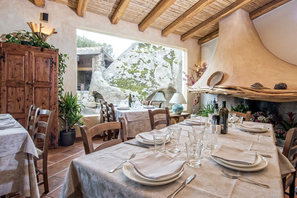 das gemuetliche Restaurant im Hotel Resort Tenuta Pilastru, Arzachena - meer sardinien urlaub