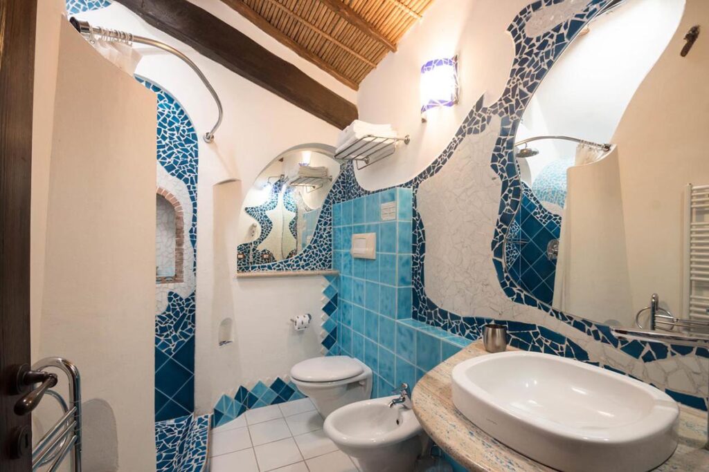 das phantasievoll geflieste Bad der Senior Suite Le Conchiglie im Hotel Anticos Palathos, Orosei - meer sardinien urlaub