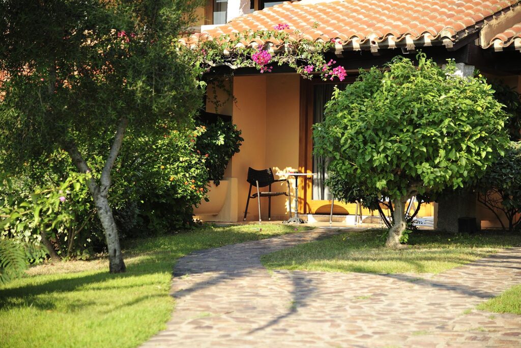 der Aussenbereich eines Familienzimmers im Hotel Club Saraceno, Arbatax - meer sardinien urlaub