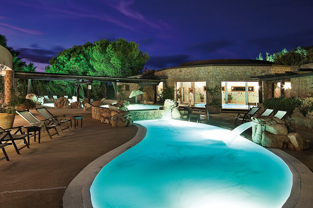 der Aussenpool des Wellness-Bereichs bei Nacht im Hotel Marinedda, Isola Rossa - meer sardinien urlaub