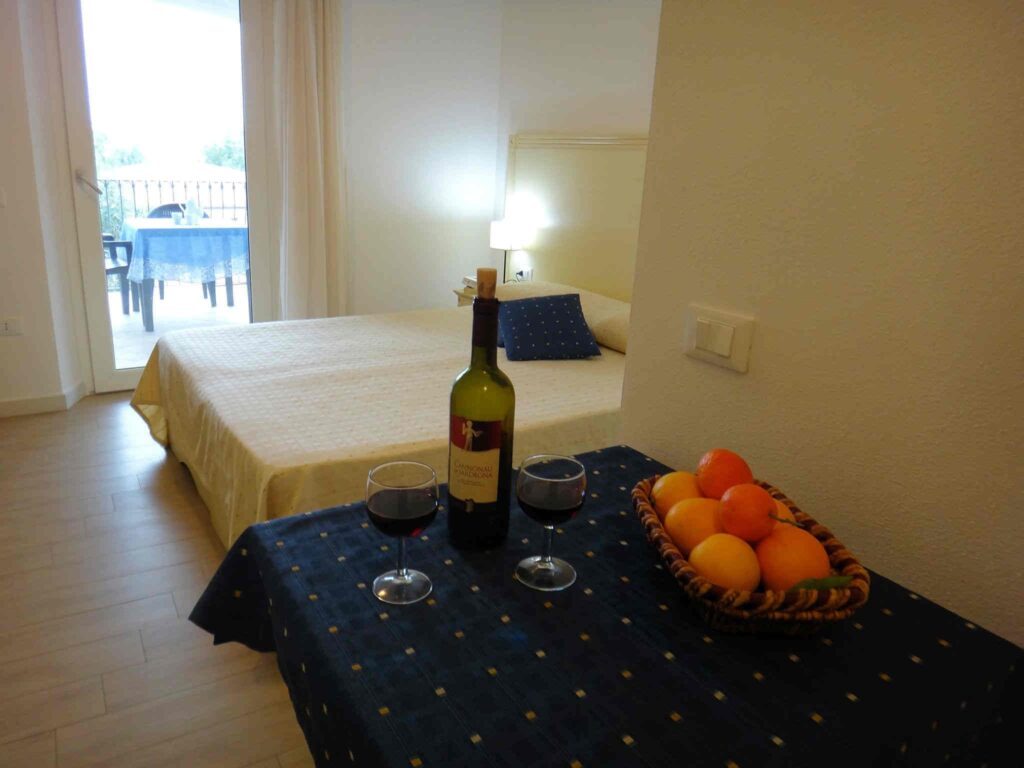 der Essbereich des Schlafraumes und somit Nutzung als Ein-Zimmer-Wohnung, Hotel Tartaruga Bianca, La Ciaccia-Valledoria - meer sardinien urlaub