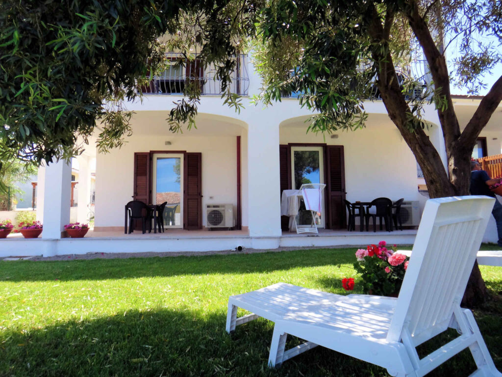 der Garten laedt zu Entspannungsmomenten ein, Hotel Tartaruga Bianca, La Ciaccia-Valledoria - meer sardinien urlaub