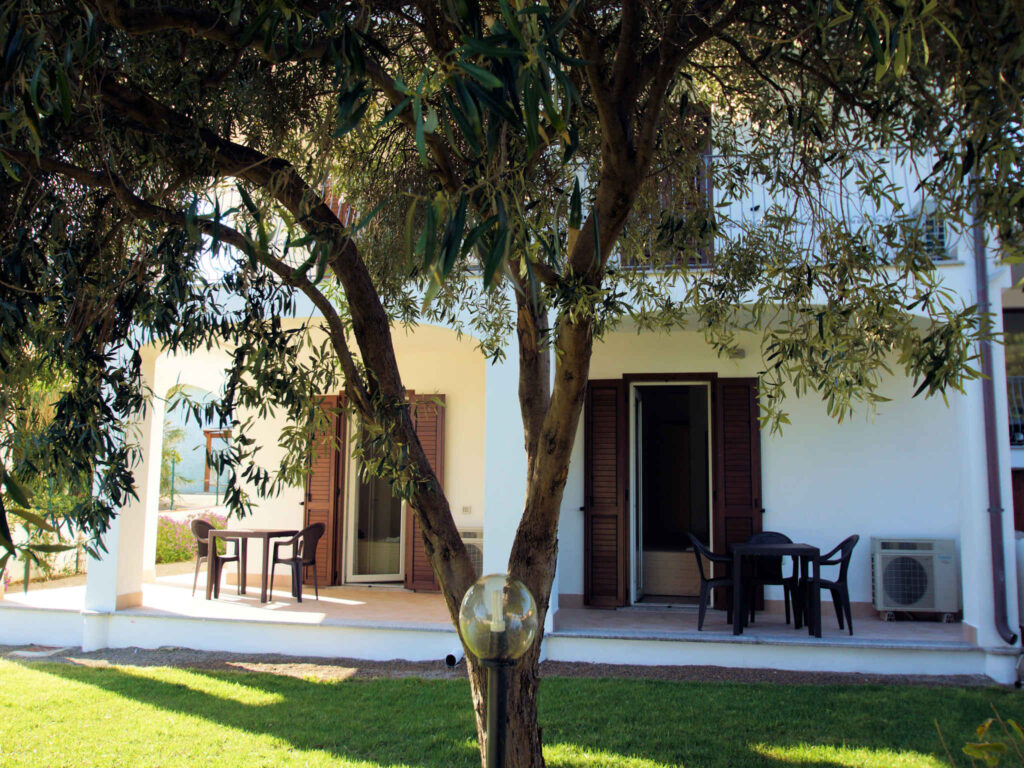 der Garten und Blick auf das Hotel Tartaruga Bianca, La Ciaccia-Valledoria - meer sardinien urlaub