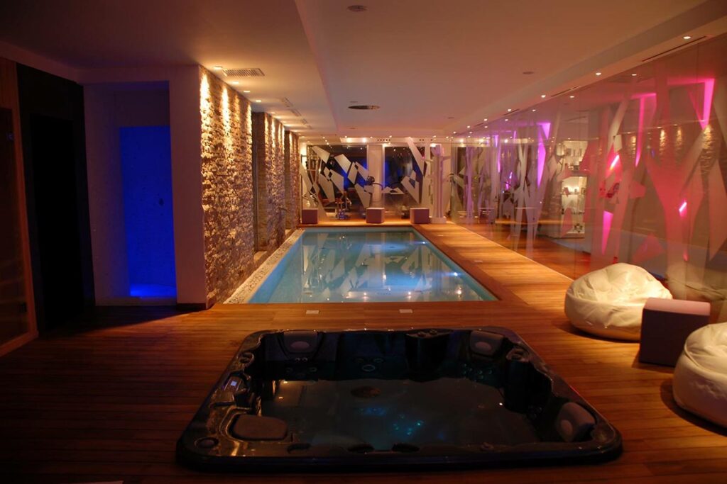 der Innenpool des Wellness-Bereichs im Hotel Resort Tenuta Pilastru, Arzachena - meer sardinien urlaub