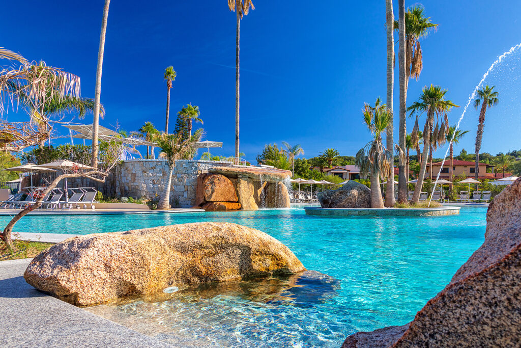 der Meerwasserpool wikt Dank Felsen und hohen Palmen exotisch, Hotel Club Saraceno, Arbatax - meer sardinien urlaub