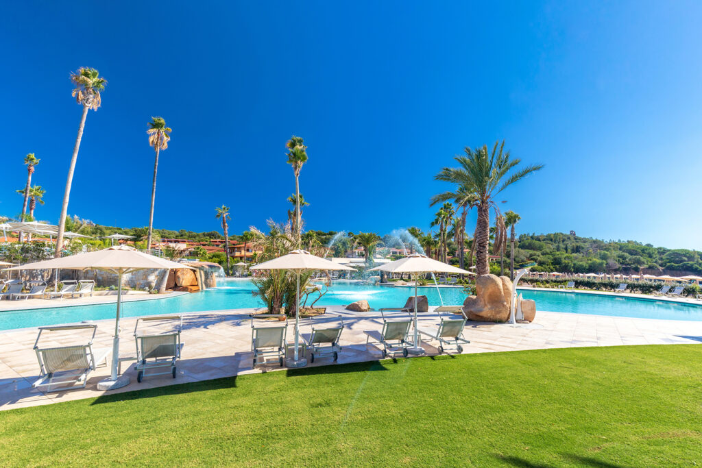 der Pool bietet eine große Sonnenterrasse inmitten einer weiten Grünfläche, Hotel Club Saraceno, Arbatax - meer sardinien urlaub