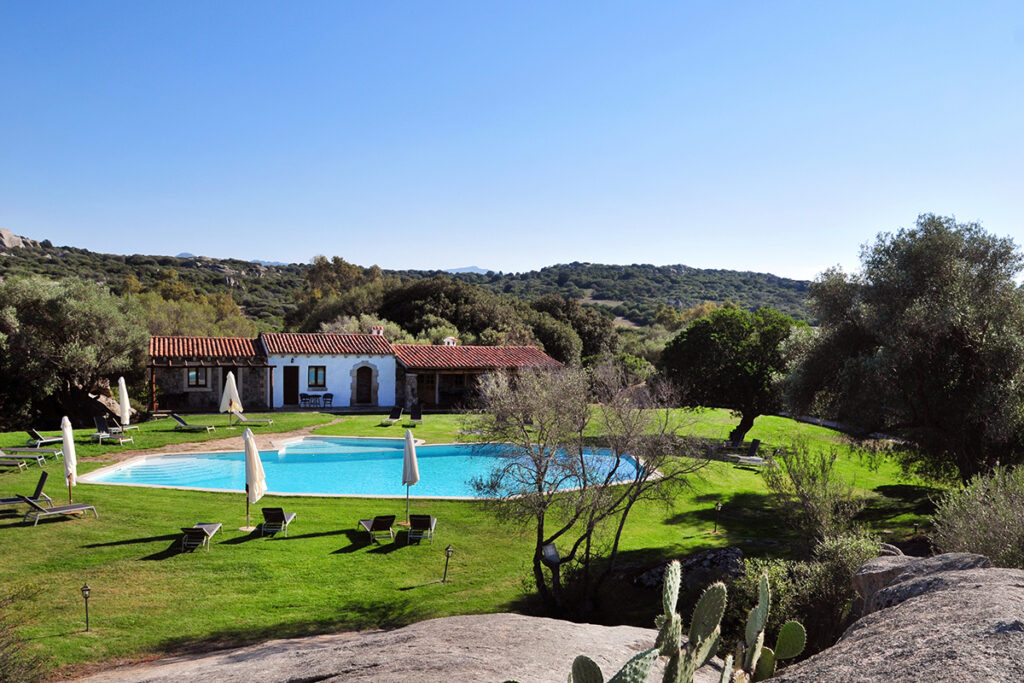 der Pool inmitten der Natur des Hotels Resort Tenuta Pilastru, Arzachena - meer sardinien urlaub