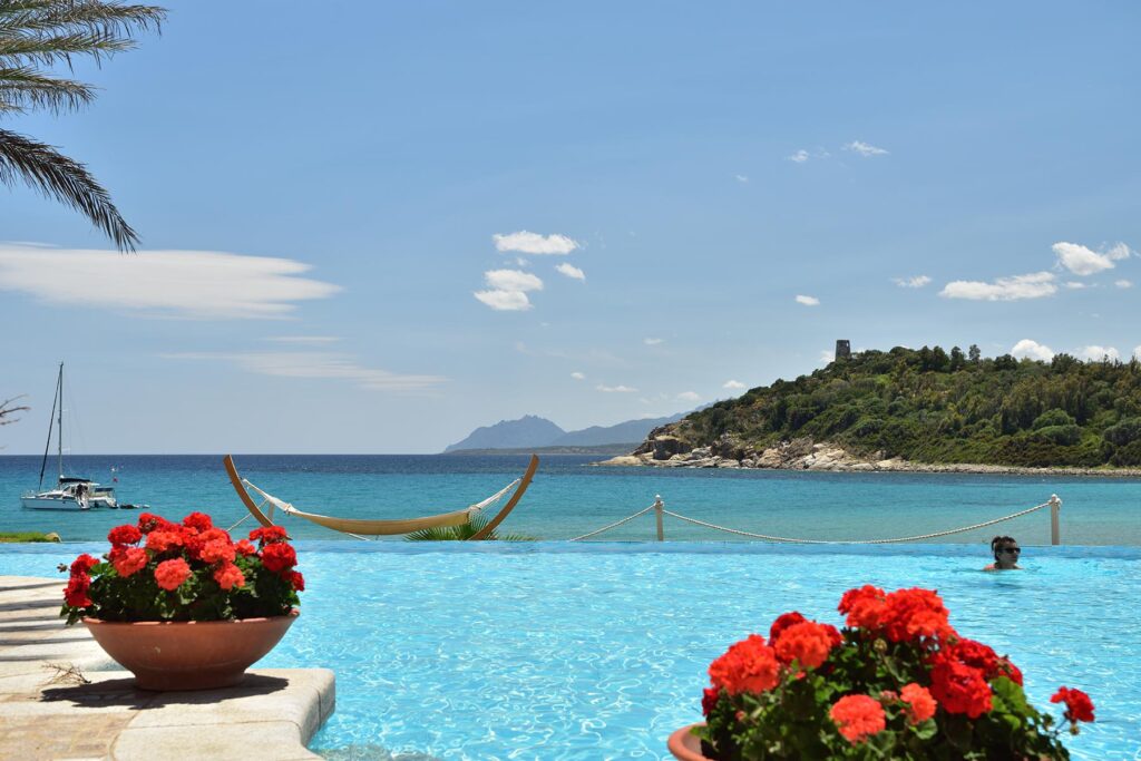 der Pool scheint beim Hotel La Bitta bei Arbatax nahtlos in das herrliche Meer überzugehen - meer sardinien urlaub
