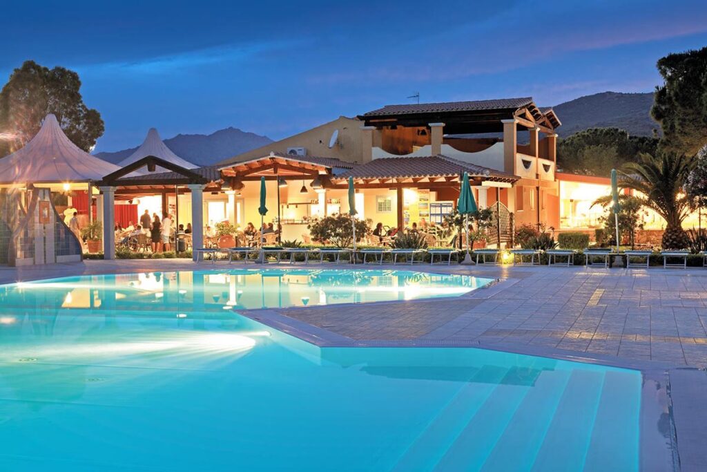 der Pool und die Bar-Terrasse vom Hotel Li Cupulatti - meer sardinien urlaub