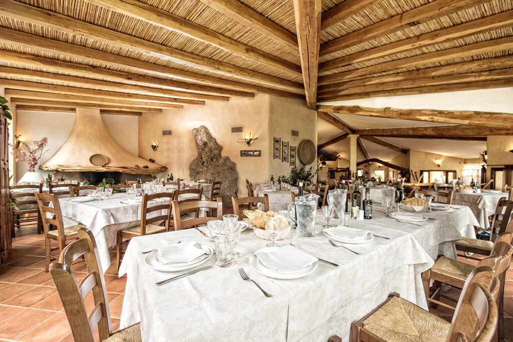 der Restaurantsaal im Hotel Resort Tenuta Pilastru, Arzachena - meer sardinien urlaub