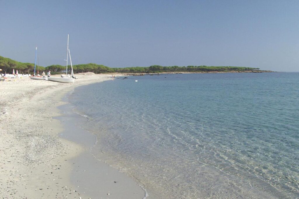 der Strand beim Clubhotel Li Cupulatti - meer sardinien urlaub