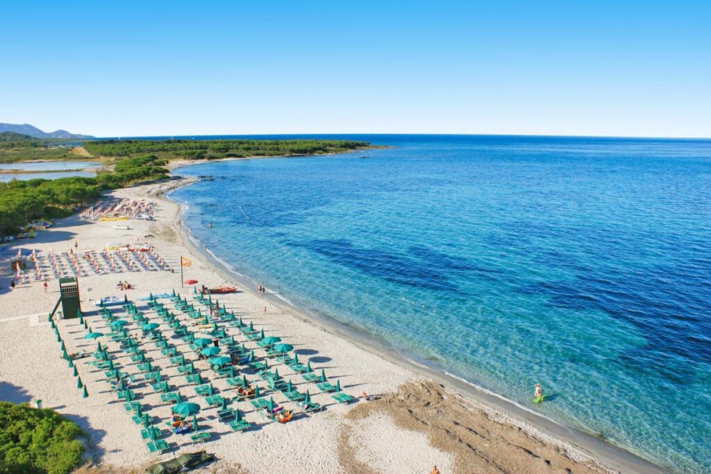 der Strandservice vom Hotel Li Cupulatti - meer sardinien urlaub