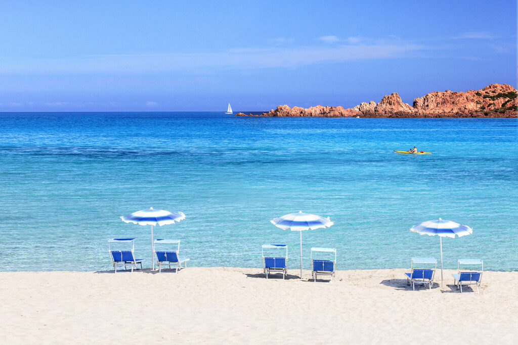 der Traumstrand des Hotels Marinedda, Isola Rossa, mit Blick auf schöne Porphyrfelsen - meer sardinien urlaub
