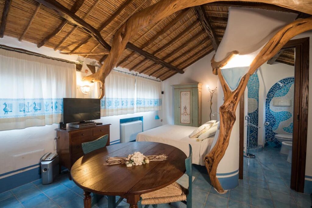 der Wohnbereich der Luxury-Suite Emozioni vom Hotel Anticos Palathos, Orosei - meer sardinien urlaub