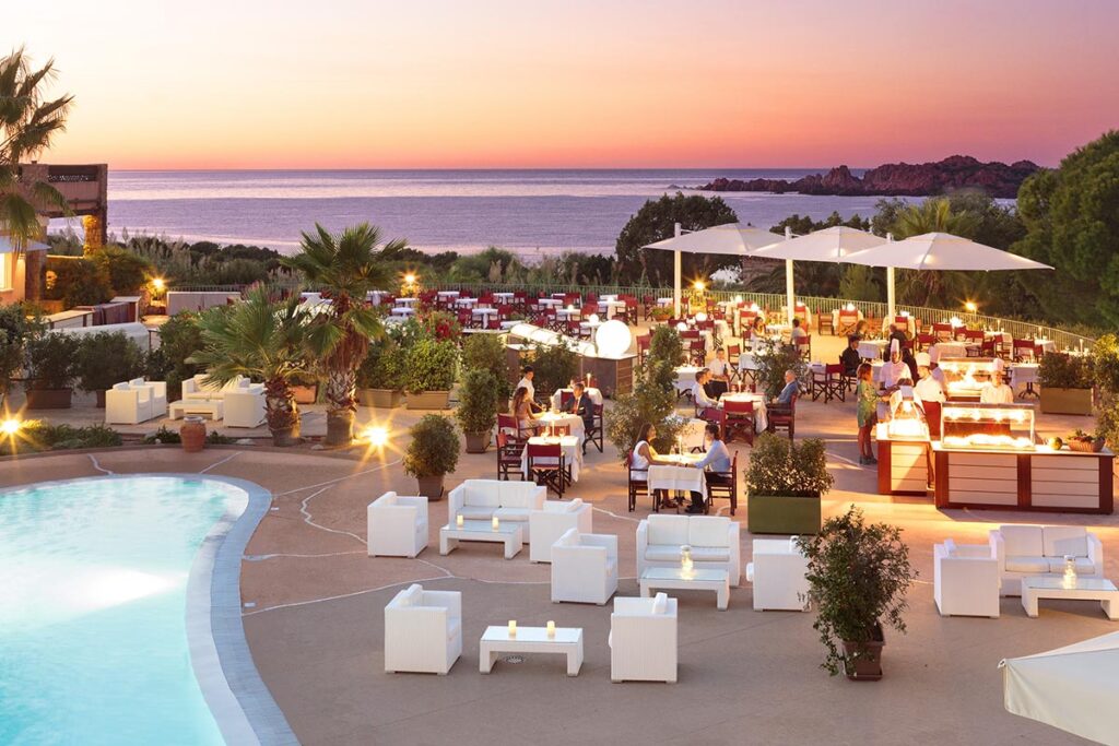der perfekte Tagesauftakt Frühstück am Poolrand des Hotels Marinedda, Isola Rossa - meer sardinien urlaub