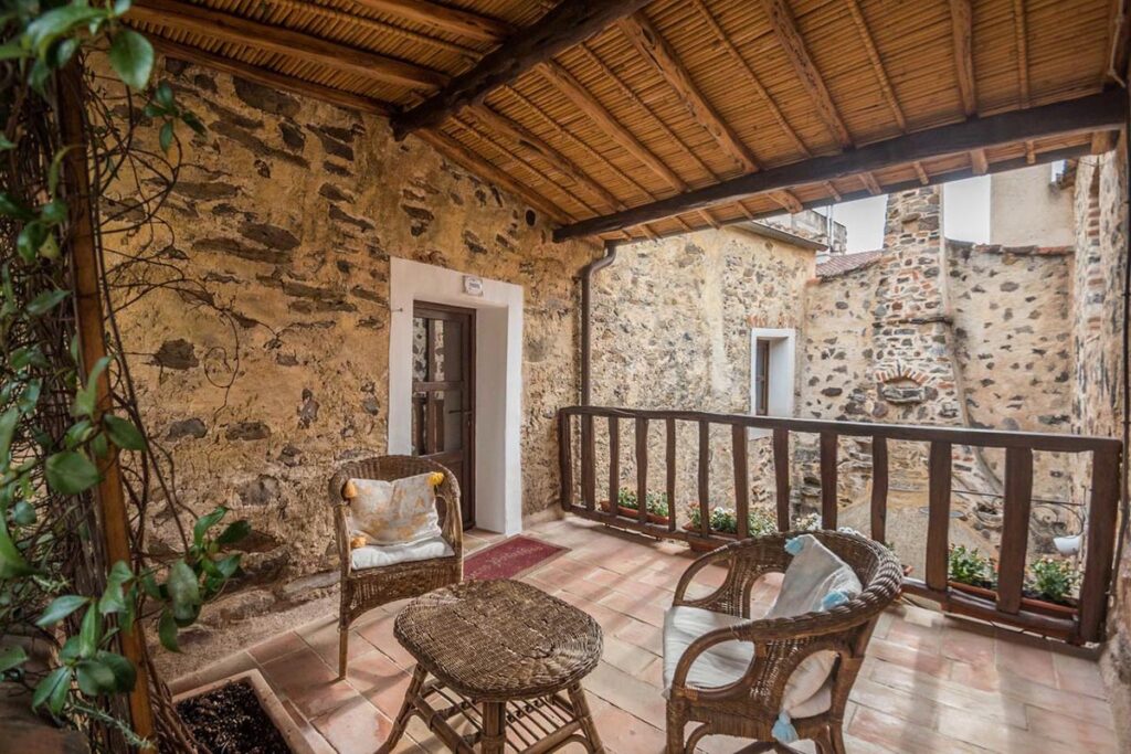 der stilvolle, zimmereigene Aussenbereich des Superior-Zimmers Poesias im Hotel Anticos Palathos, Orosei - meer sardinien urlaub