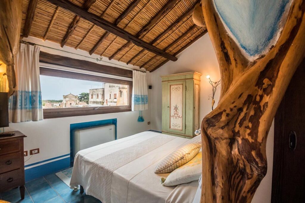 die Atmosphaere der Luxury-Suite Emozioni des Hotels Anticos Palathos, Orosei - meer sardinien urlaub