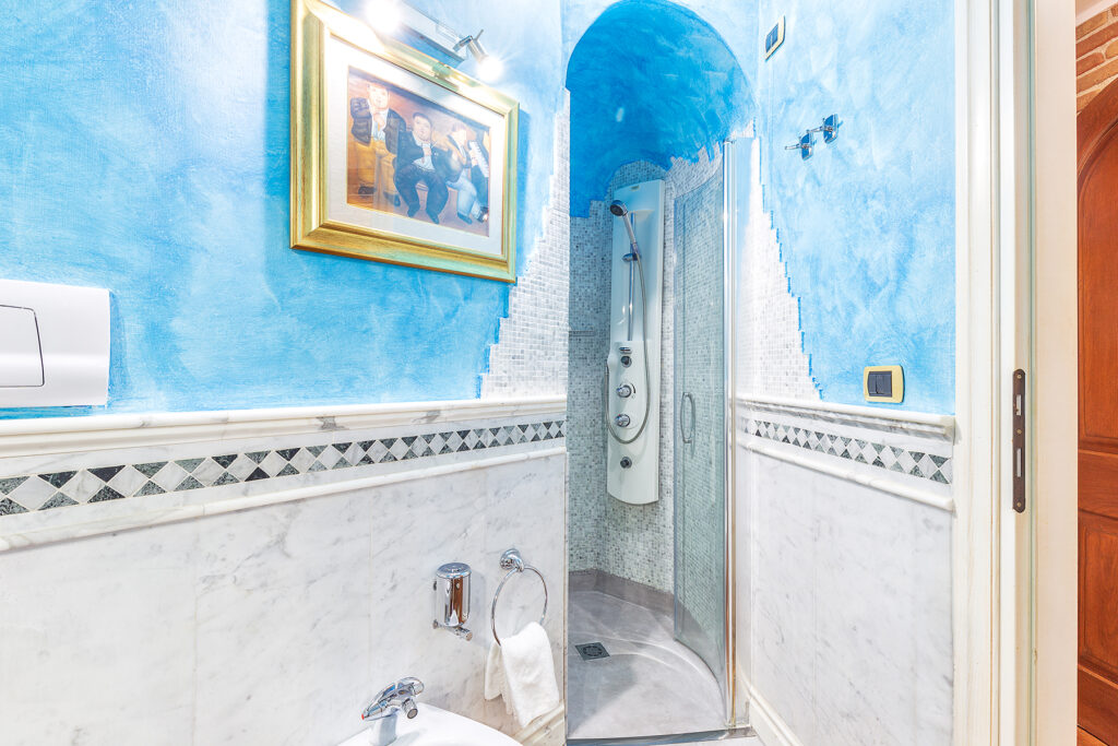 die Dusche des Deluxe-Prestige-Zimmers, Hotel La Bitta, Arbatax - meer sardinien urlaub