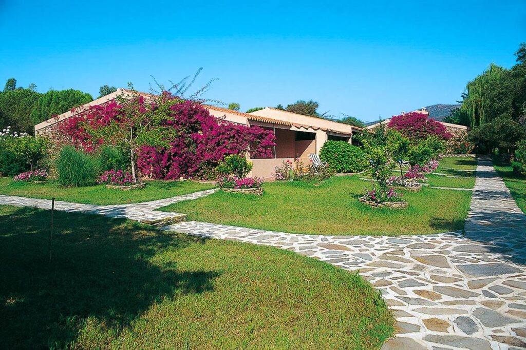 die Gartenanlage mit Zimmerbungalows des Hotels Li Cupulatti - meer sardinien urlaub