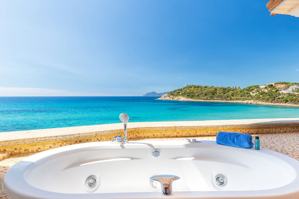 die Hydrowanne eines Deluxe-Zimmers, Hotel La Bitta, Arbatax - meer sardinien urlaub