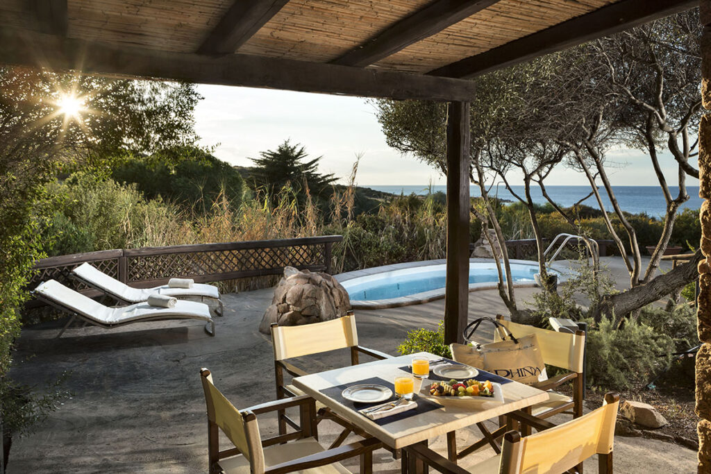 die Juniorsuite Elicrisio mit eigenem Pool des Hotels Marinedda, Isola Rossa - meer sardinien urlaub